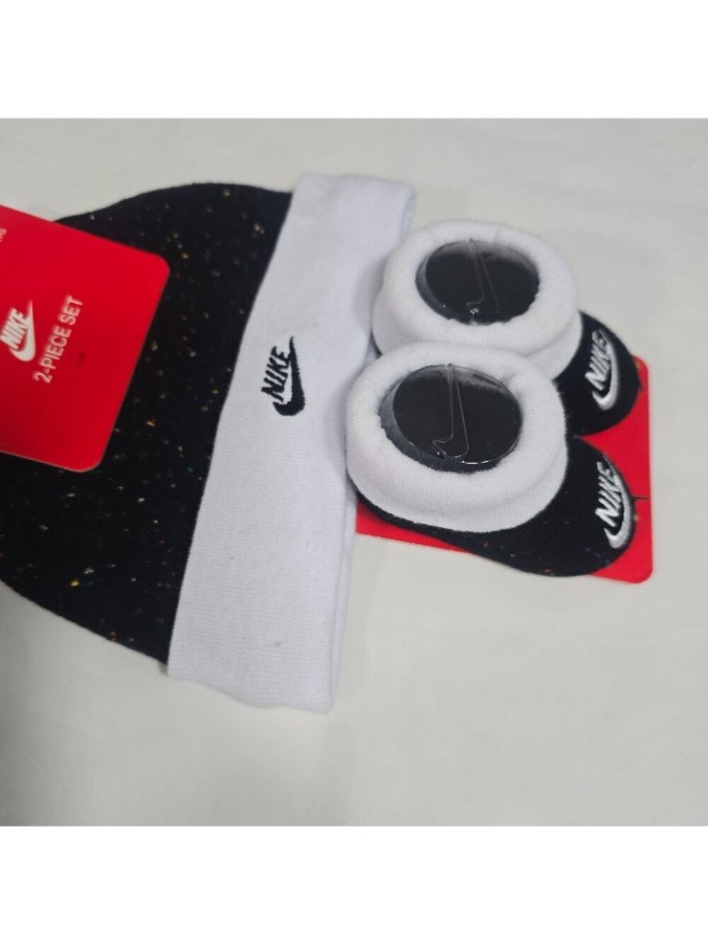 Nike Hat & Socks 2 Piece Set Newborn 0-6 Months Black Confetti Dots Winter Warm - Picture 2 of 3